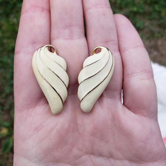 Mid-Century Gold-toned and Cream Costume Earrings - Picture 3 of 4
